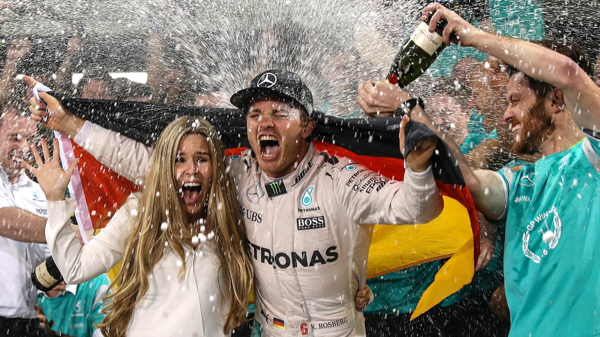 Weltmeister! Nico Rosberg (re.) mit seiner Frau Viviane in der Champagnerdusche.