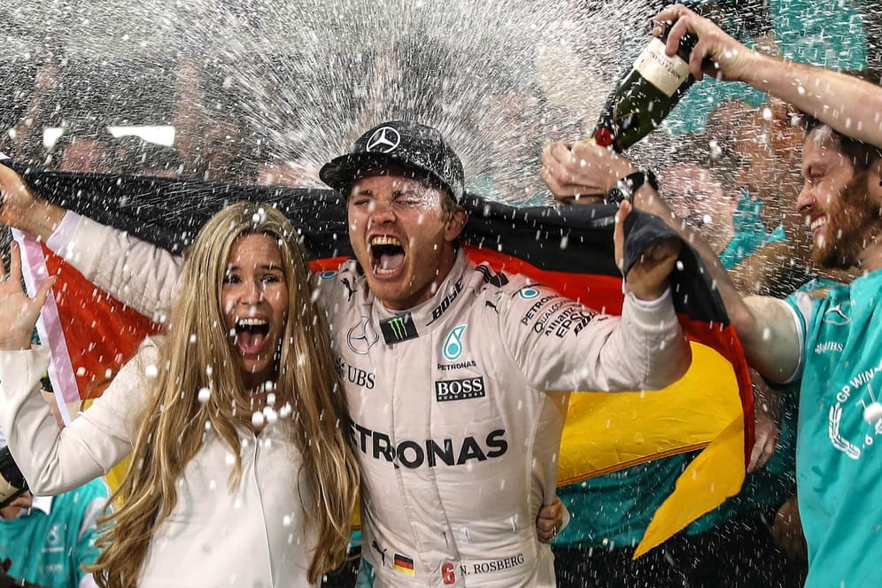 Weltmeister! Nico Rosberg (re.) mit seiner Frau Viviane in der Champagnerdusche.