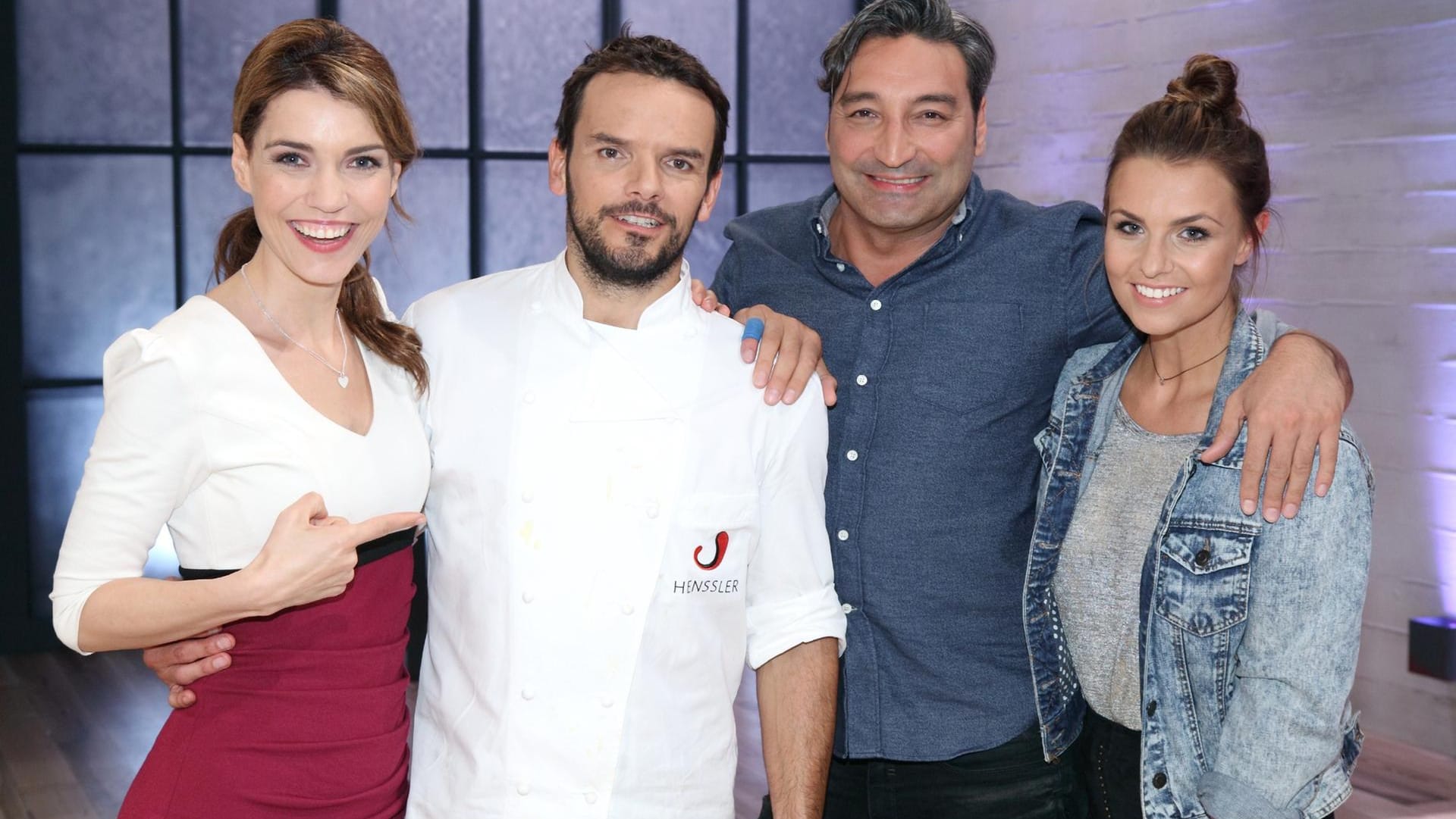 Annett Möller, Mousse T. und Laura Wontorra bescherten TV-Koch Steffen Henssler (2. v.l.) zum Staffelfinale seiner Show "Grill den Henssler" eine herbe Niederlage. Annett Möller, Mousse T. und Laura Wontorra bescherten TV-Koch Steffen Henssler (2. v.l.) zum Staffelfinale seiner Show "Grill den Henssler" eine herbe Niederlage.