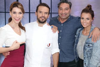 Annett Möller, Mousse T. und Laura Wontorra bescherten TV-Koch Steffen Henssler (2. v.l.) zum Staffelfinale seiner Show "Grill den Henssler" eine herbe Niederlage.