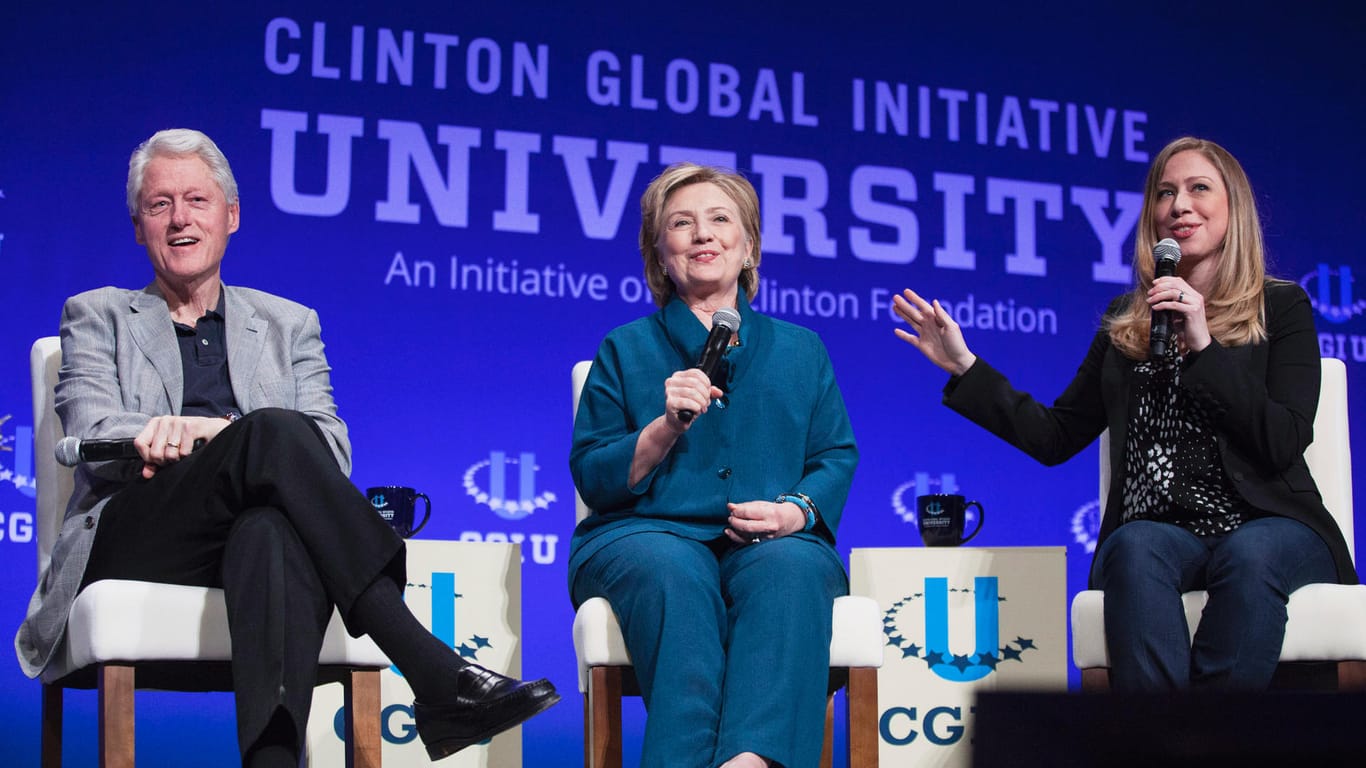 Hillary Clinton mit ihrem Mann Bill bei einer Veranstaltung ihrer Stiftung, der das Umweltministerium Geld überwiesen hat.