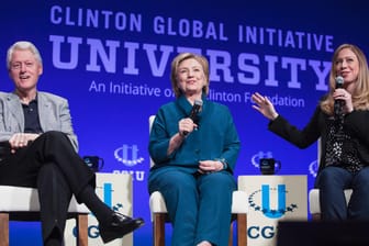Hillary Clinton mit ihrem Mann Bill bei einer Veranstaltung ihrer Stiftung, der das Umweltministerium Geld überwiesen hat.