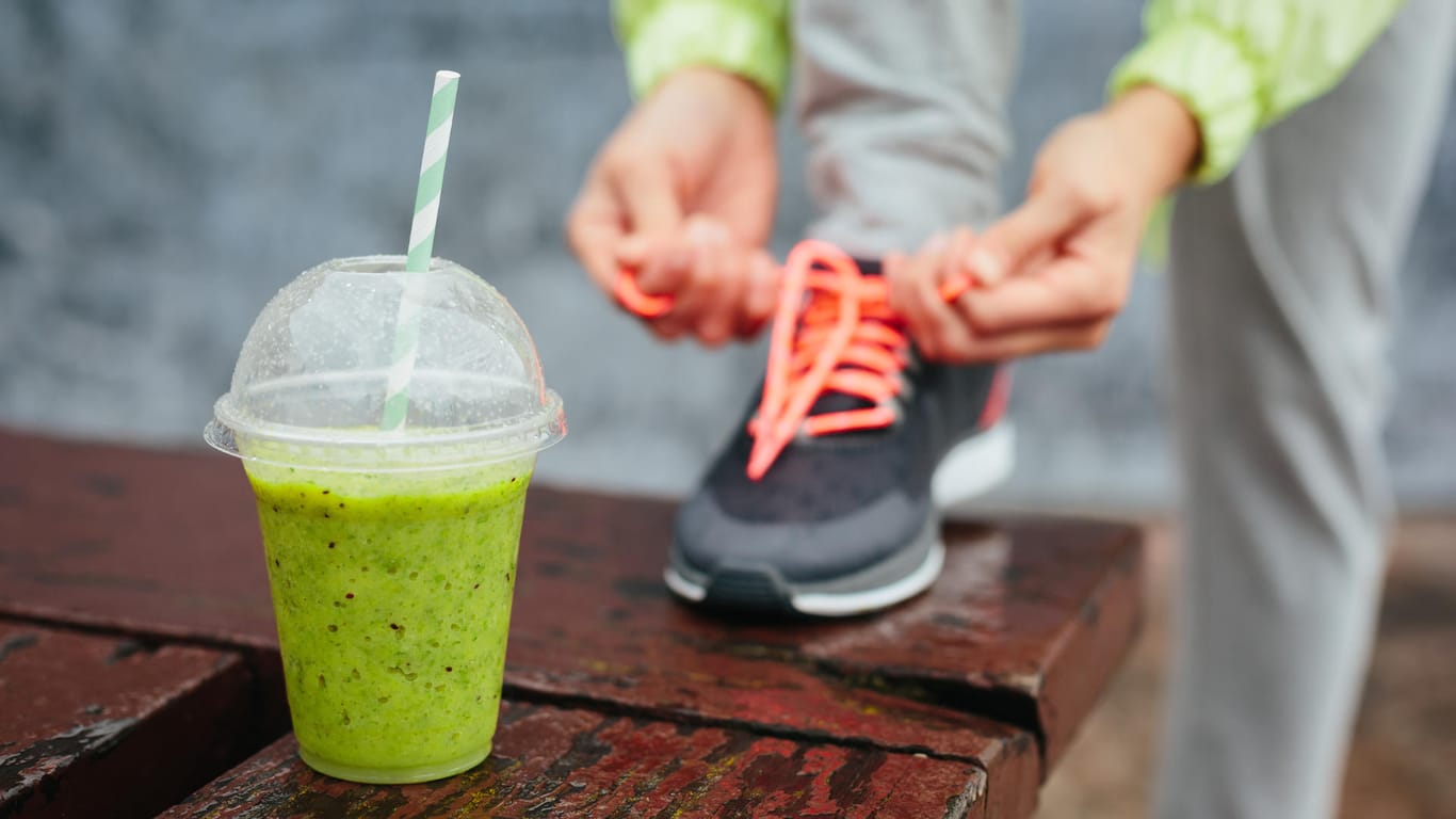Grüne Smoothies sind der ideale Snack vor dem Training.