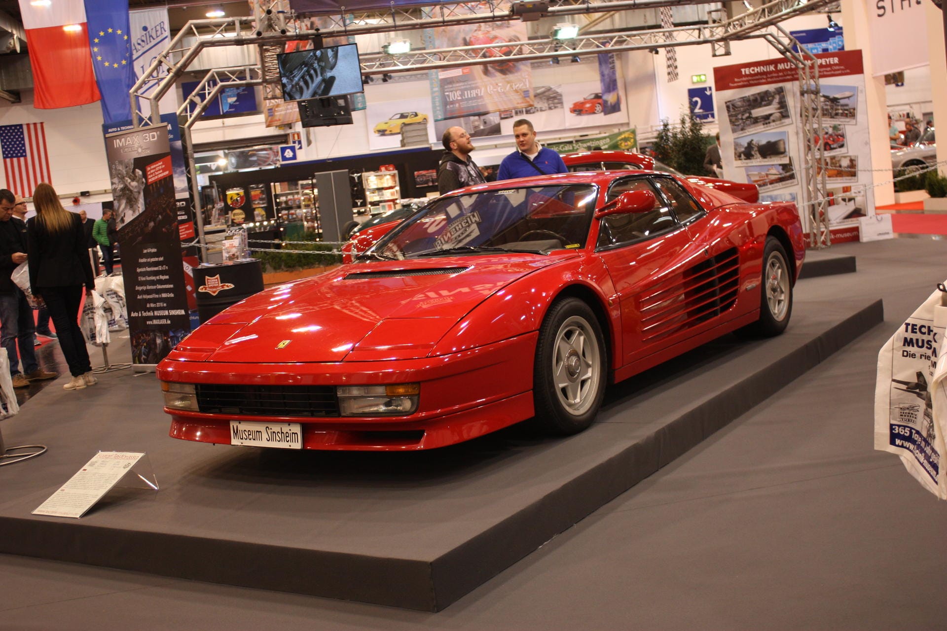 Steht neben der Sonderschau: Ein früher Ferrari Testarossa, erkennbar am weit oben liegenden Außenspiegel.