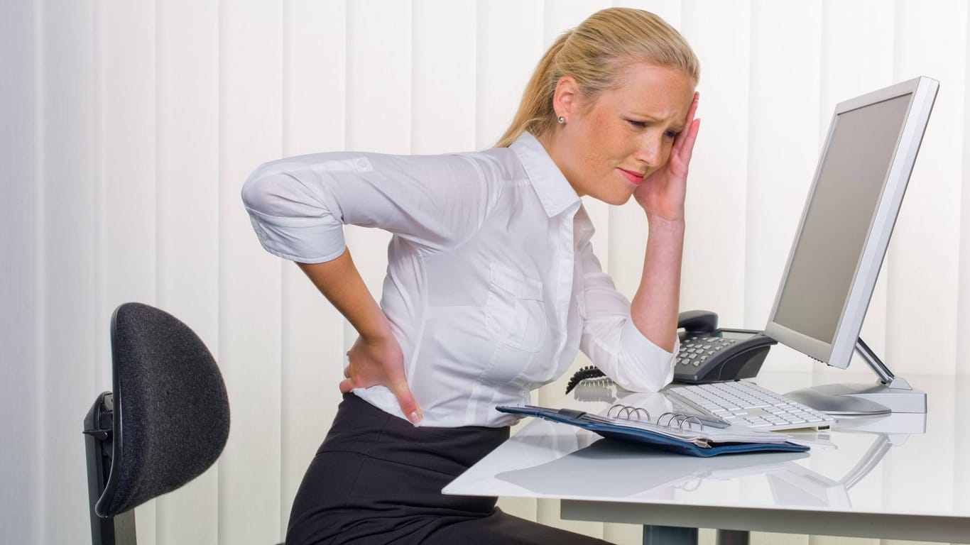 Rückenschmerzen sind ein negativer Begleiter durch zu vieles Sitzen im Büro.