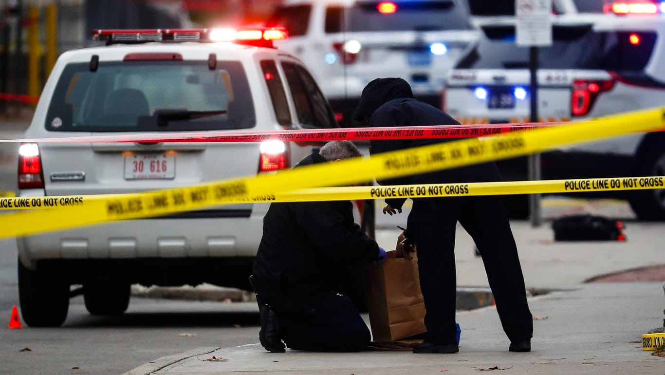 Beamte untersuchen den Tatort an der Ohio State University. Ein Student hatte auf dem Gelände der Universität neun Menschen verletzt.