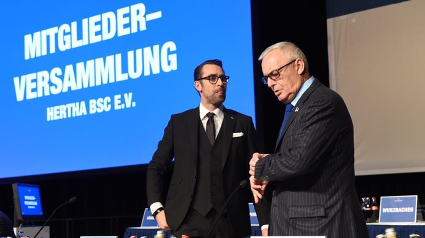 Hertha-Geschäftsführer Michael Preetz (l) und Präsident Werner Gegenbauer stellten sich den Fans.