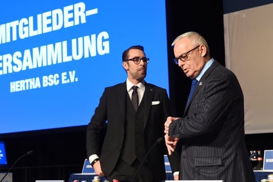 Hertha-Geschäftsführer Michael Preetz (l) und Präsident Werner Gegenbauer stellten sich den Fans.