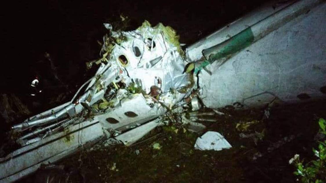 Das Wrack lässt kaum noch auf eine Charter-Maschine schließen.
