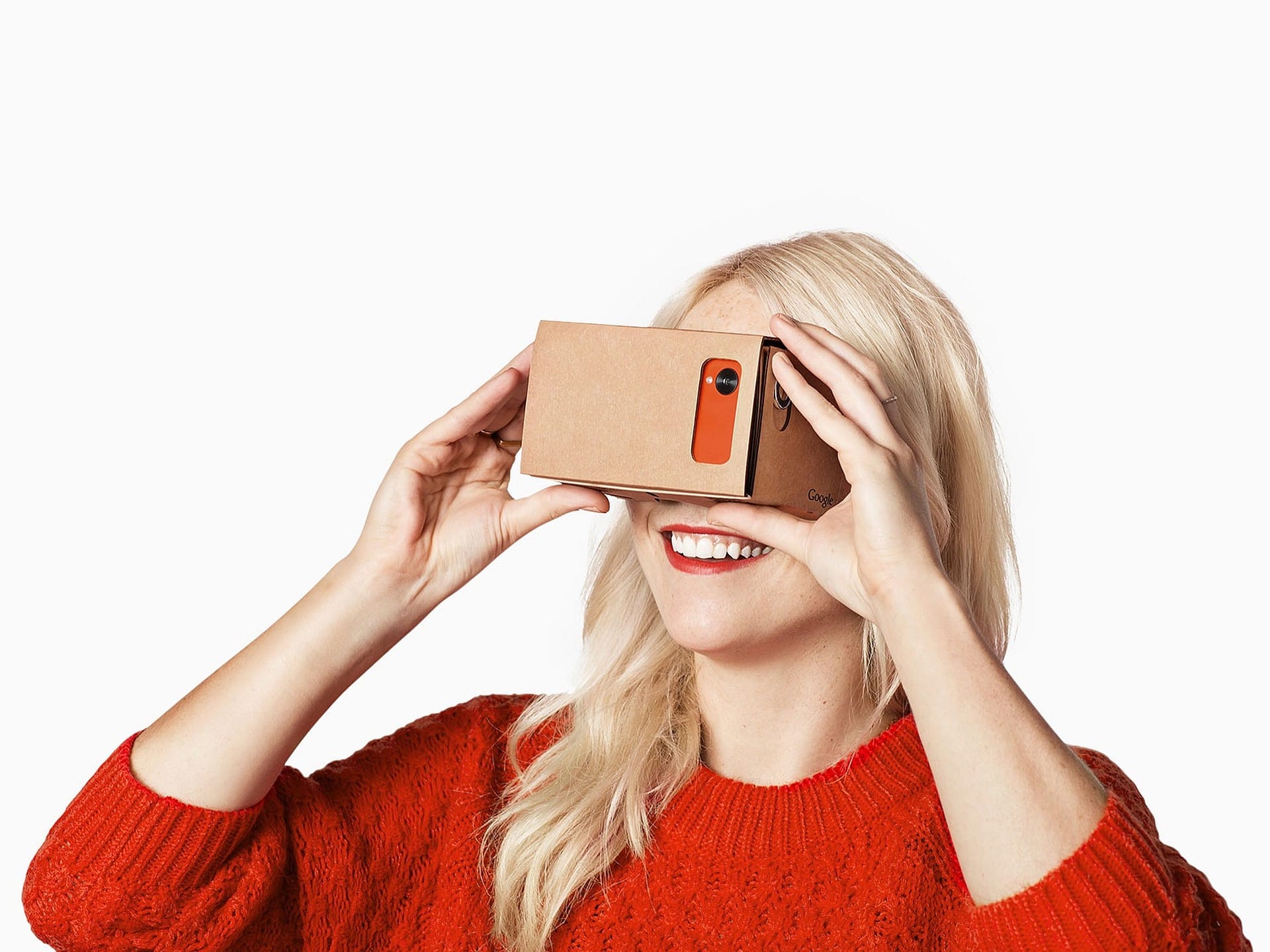 Eine Brille aus Pappe und ein Smartphone – das Google Cardboard für 20 Euro genügt für 3D-Videos und ein paar spaßige Games. Ein Controller fehlt hier allerdings.