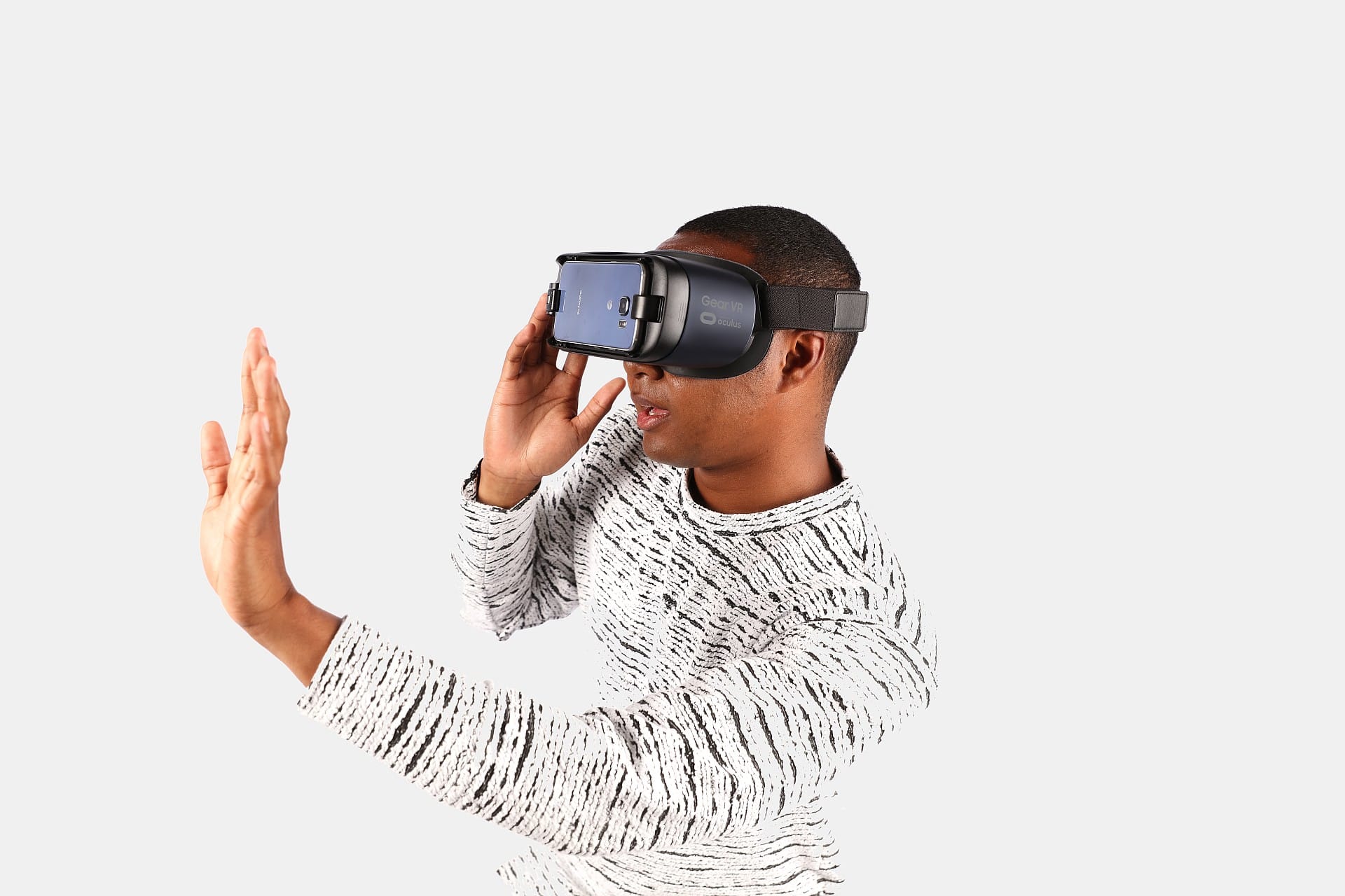 Die von Oculus entwickelte „Samsung Gear“-Brille macht VR auch für leistungsstarke Samsung-Smartphones möglich. Sie kostet derzeit um 90 Euro.