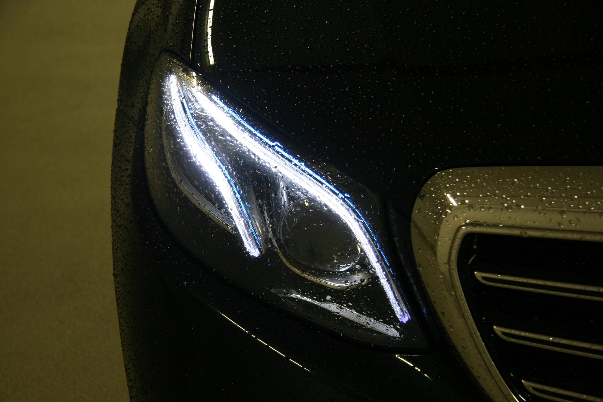 Die adaptiven "Multibeam"-LED-Scheinwerfer kosten fast 2000 Euro - machen für den Fahrer aber auch die Nacht zum Tag.