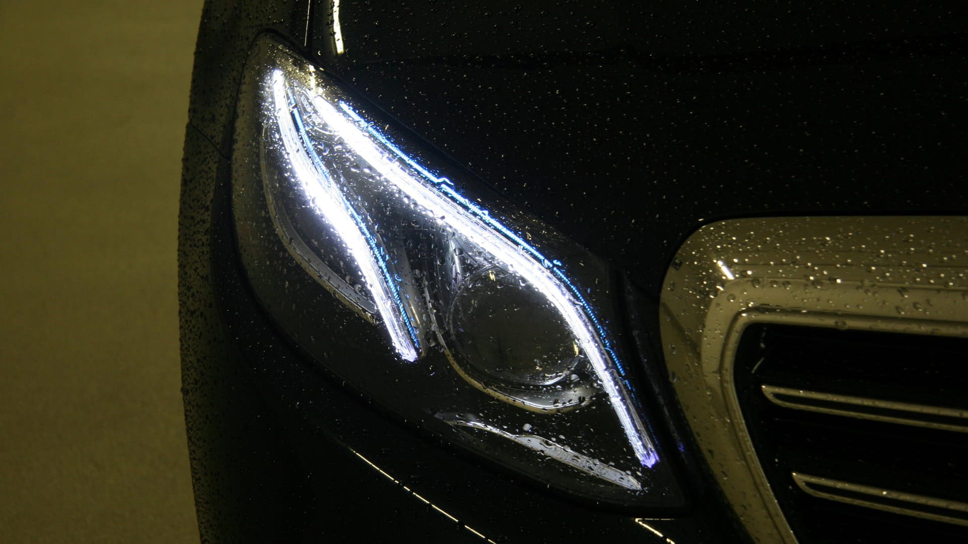 Die adaptiven "Multibeam"-LED-Scheinwerfer kosten fast 2000 Euro - machen für den Fahrer aber auch die Nacht zum Tag.
