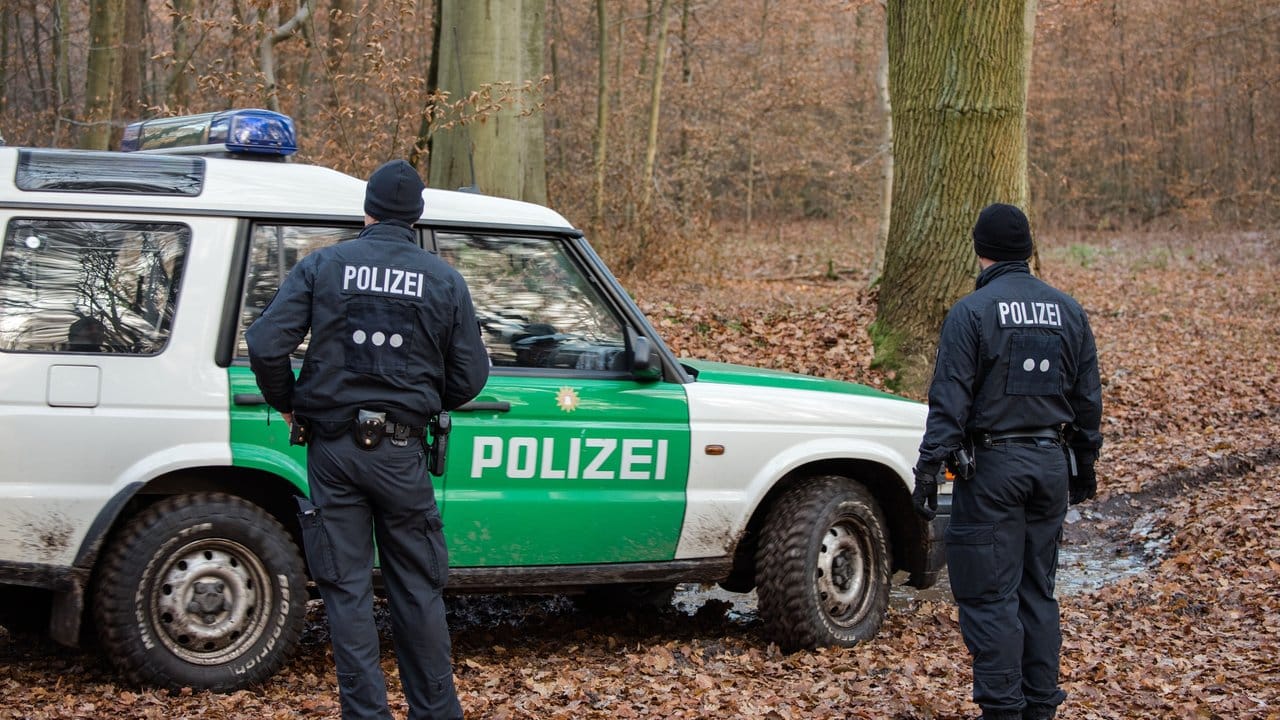 Polizisten sichern den Fundort der Leiche im Sachsenwald bei Aumühle in der Nähe von Hamburg. Polizisten sichern den Fundort der Leiche im Sachsenwald bei Aumühle in der Nähe von Hamburg.