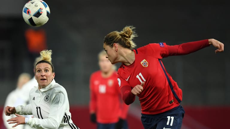 DFB-Akteurin Anja Mittag (li.) und die Norwegerin Nora Holstad Berge beim Zweikampf.