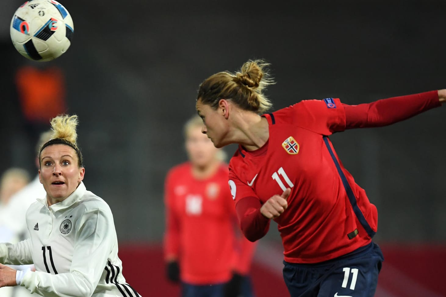 DFB-Akteurin Anja Mittag (li.) und die Norwegerin Nora Holstad Berge beim Zweikampf.