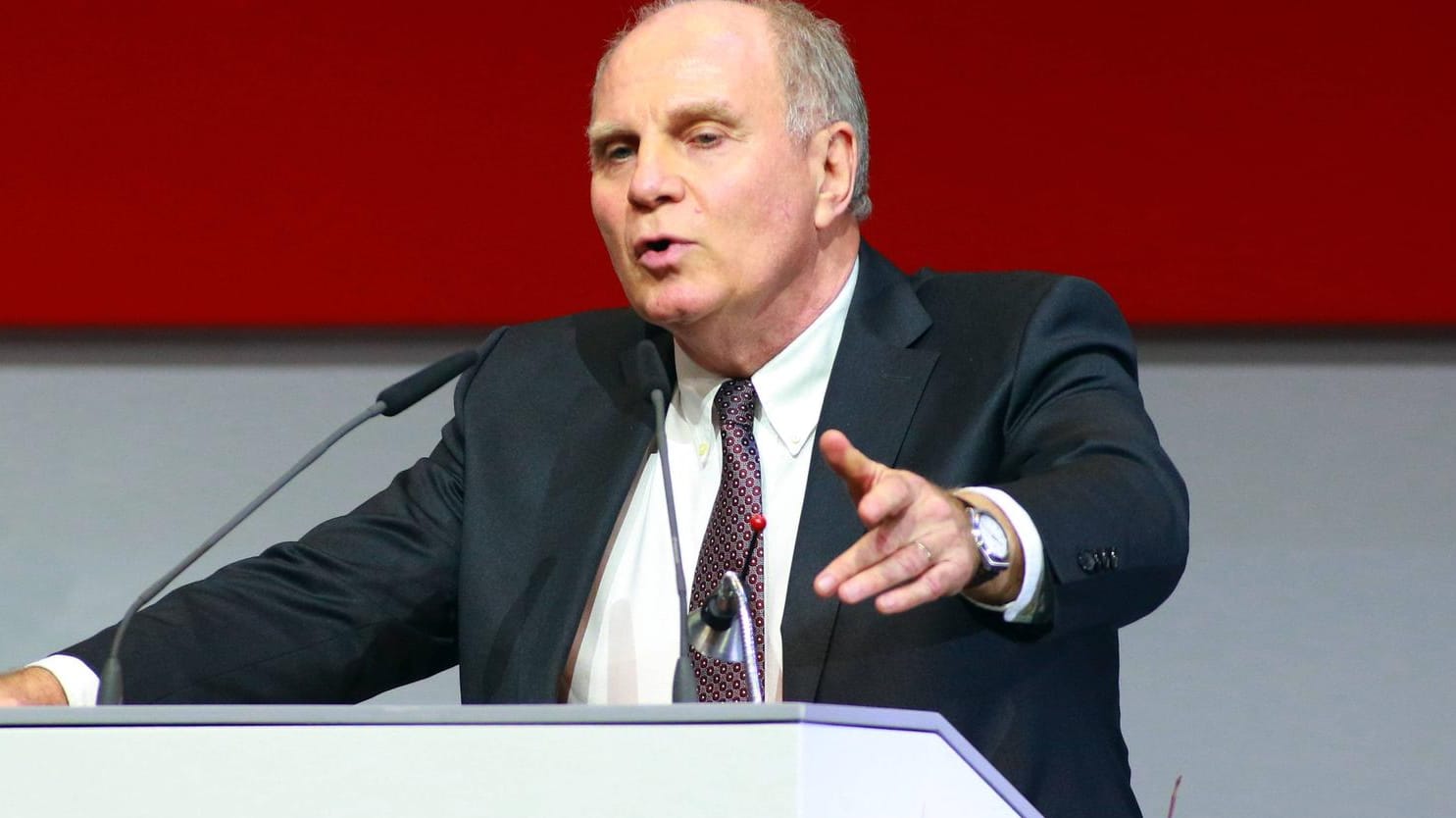 Uli Hoeneß: Die Abteilung Attacke nimmt Fahrt auf.