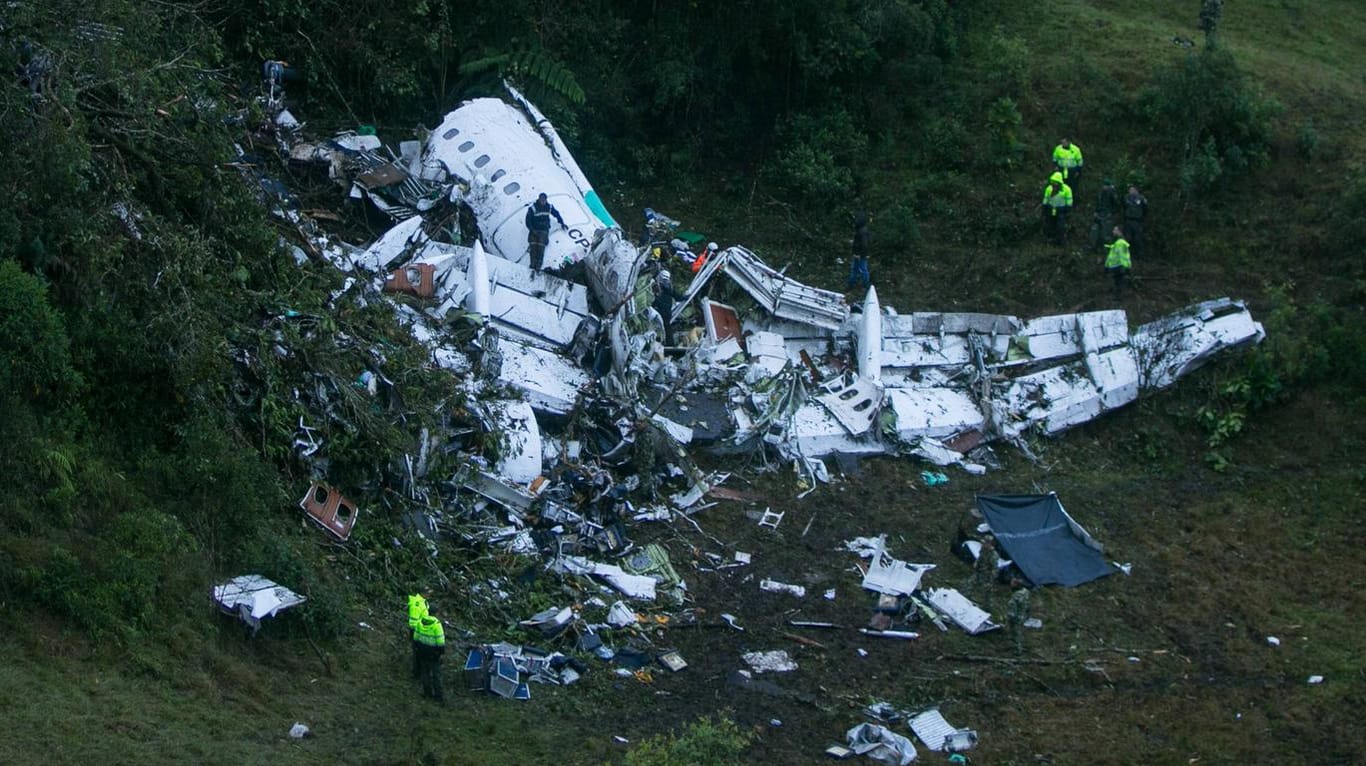 Das Wrack des mit der Fußballmannschaft von Chapecoense abgestürzten Flugzeugs.
