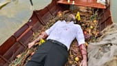 Josef Krist (Thomas Loibl) wurde für seine letzte Fahrt sorgfältig in einem Boot aufgebahrt, auf Laub, Zweige, Blumen, Obst und Tannenzapfen gebettet und, umgeben von brennenden Fackeln, über den Bodensee geschickt.