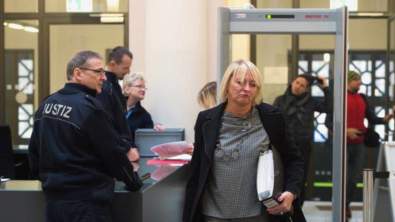 Katja Reichel (r), Anwältin des Pegida-Mitbegründers Bachmann, kommt in das Landgericht in Dresden. Katja Reichel (r), Anwältin des Pegida-Mitbegründers Bachmann, kommt in das Landgericht in Dresden.