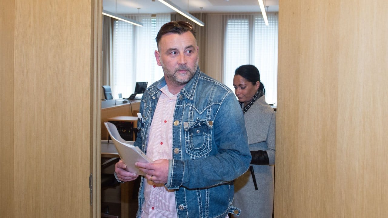 Pegida-Gründer Lutz Bachmann verlässt im Mai 2016 nach der Urteilsverkündung in erster Instanz im Amtsgericht Dresden den Gerichtssaal. Pegida-Gründer Lutz Bachmann verlässt im Mai 2016 nach der Urteilsverkündung in erster Instanz im Amtsgericht Dresden den Gerichtssaal.