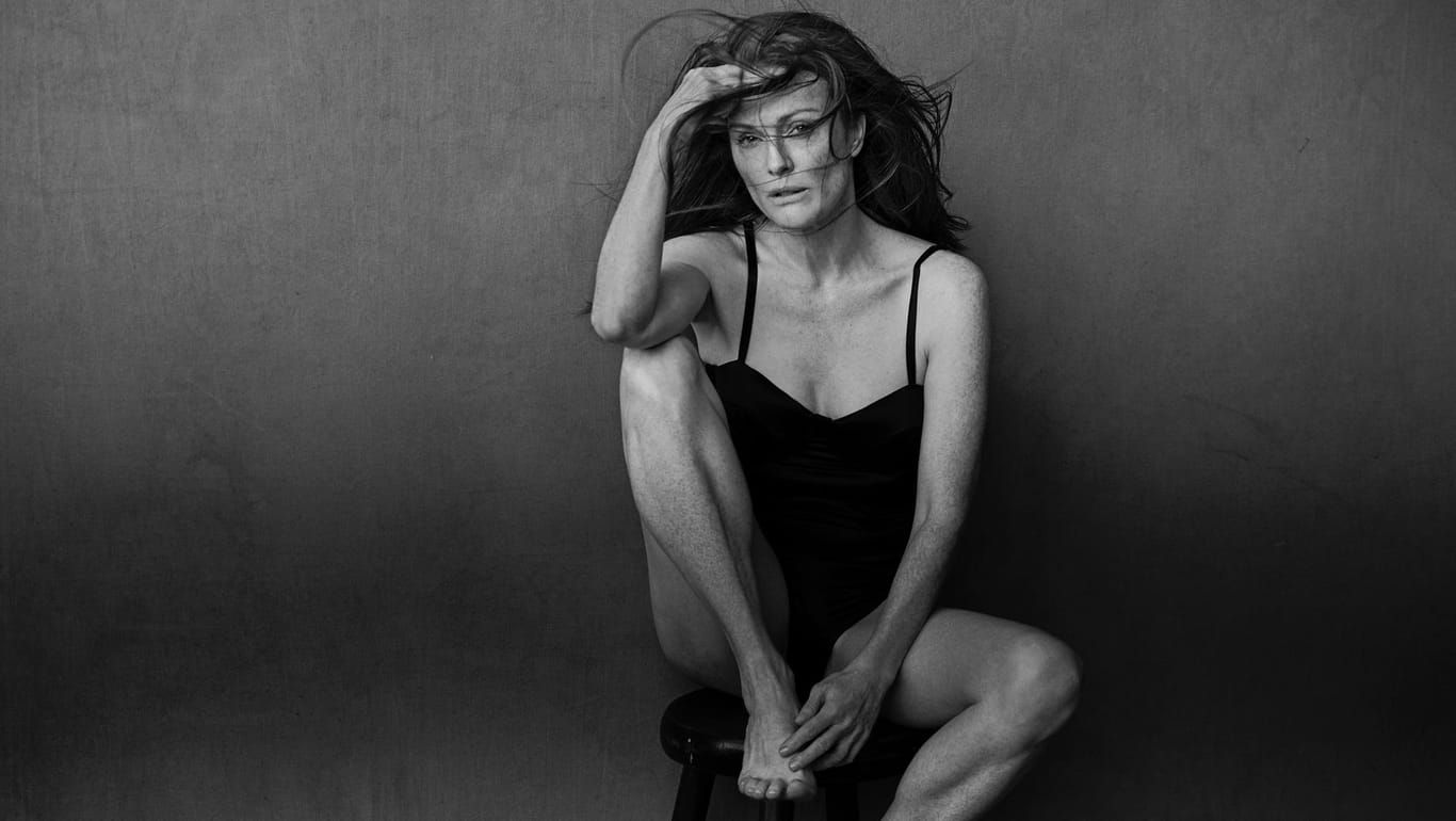 Der Pirelli-Kalender 2017 zeigt unretuschierte Aufnahmen von reifen Schauspielerinnen. Hier sehen Sie Julianne Moore (55).