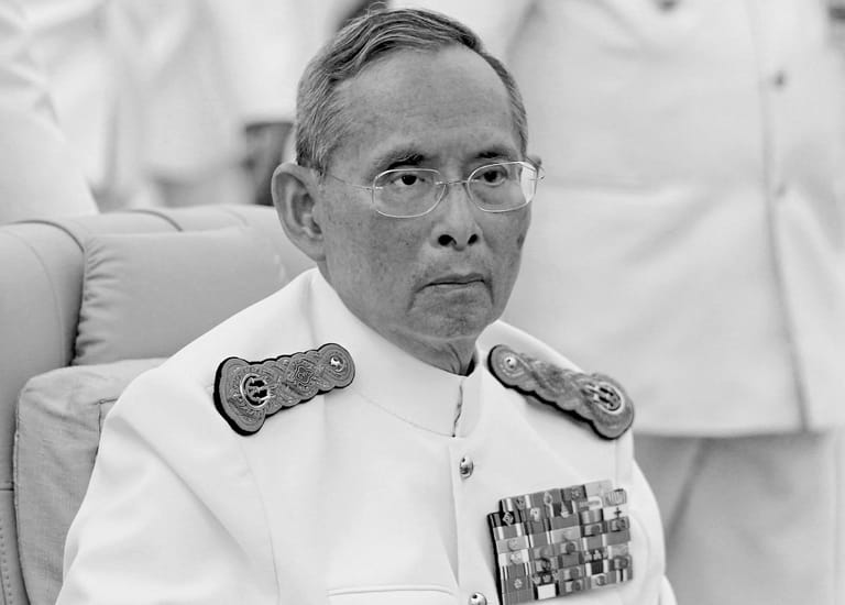 Er regierte seit 1946 und war damit der am längsten amtierende Monarch der Welt: Am 13. Oktober 2016 starb der thailändische König Bhumibol Adulyadej im Alter von 88 Jahren.