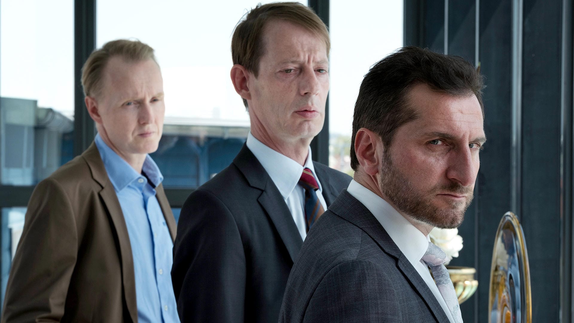 "Tatort: Dunkelfeld": Die drei Drahtzieher hinter dem Polizistenmord und der versuchten Vertuschung: Staatsanwalt Harald Hemrich (Holger Handtke), Bausenator Karsten Scholz (Luc Feit) und Unternehmer Ahmed Kermal (Tim Seyfi, v.l.).