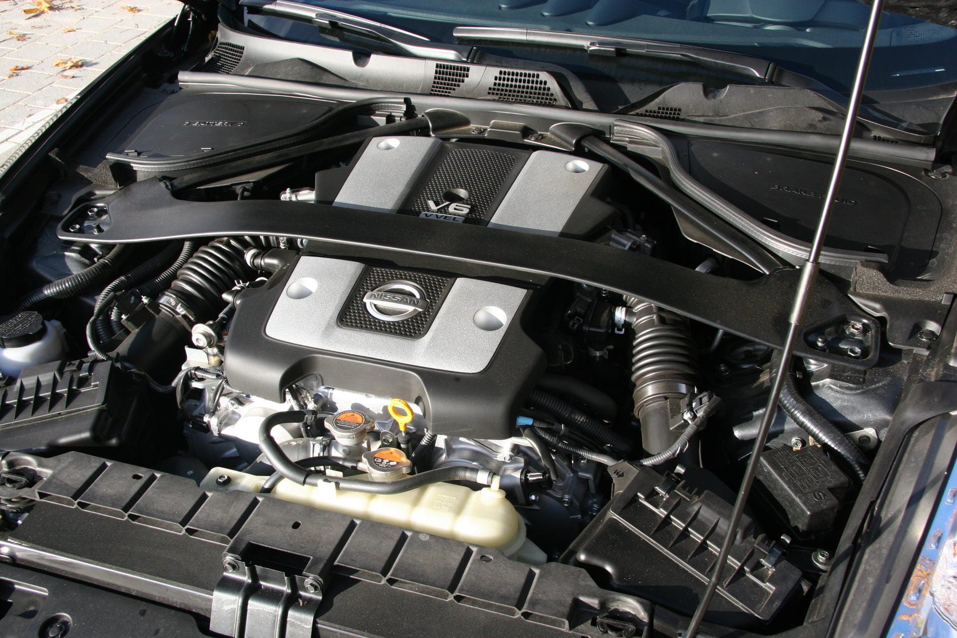 Unter der Haube darf ein V6 mit 328 PS frei atmen.