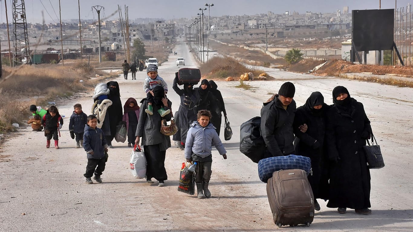 Syrische Familien fliehen aus Aleppo.