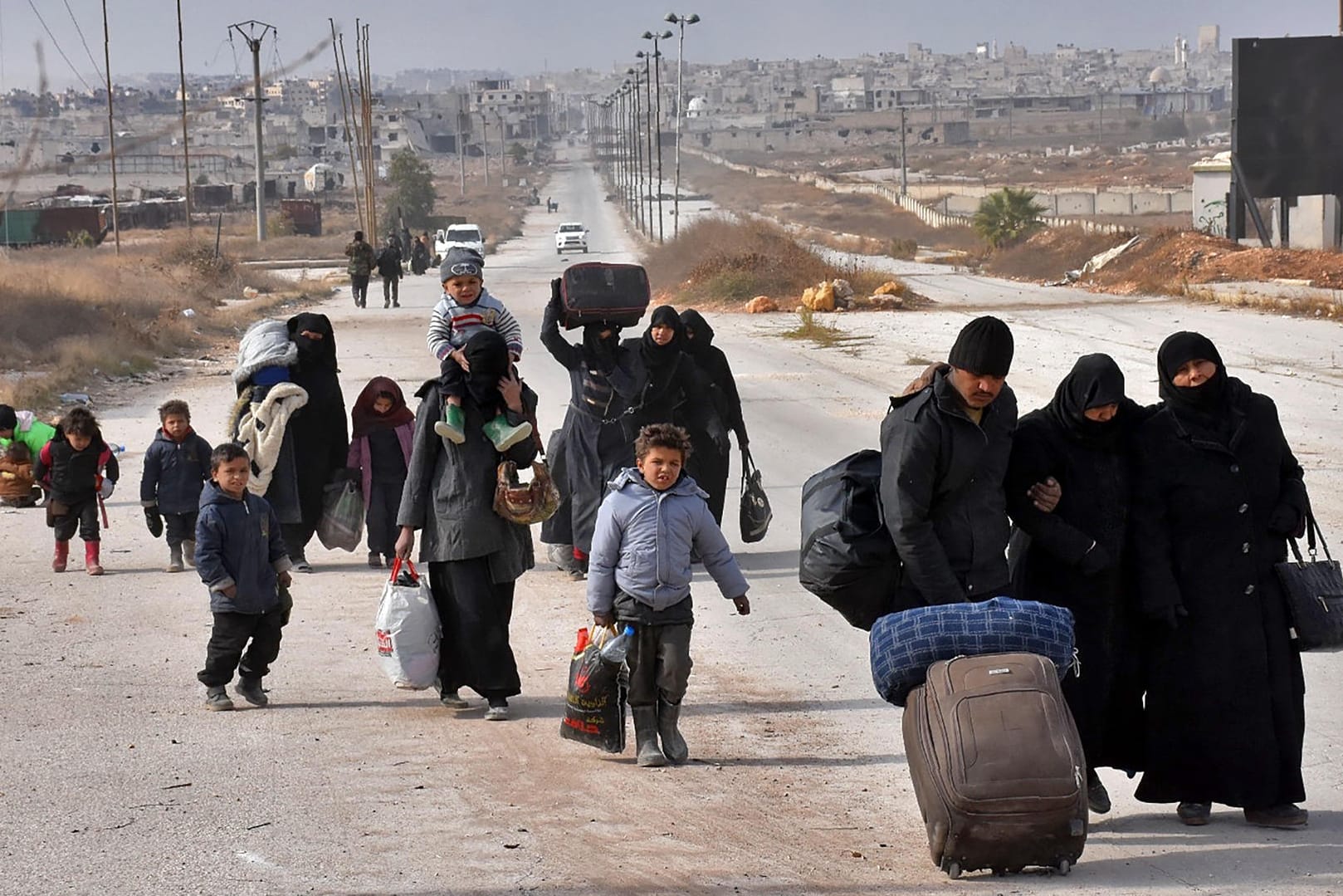 Syrische Familien fliehen aus Aleppo.