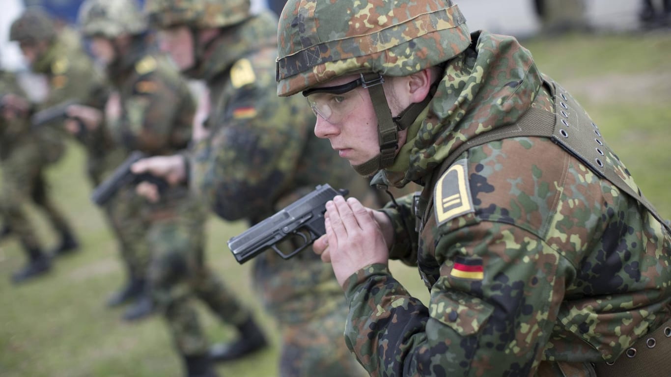 Die Bundeswehr wirbt um neue Rekruten.