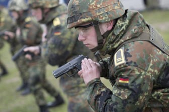 Die Bundeswehr wirbt um neue Rekruten.