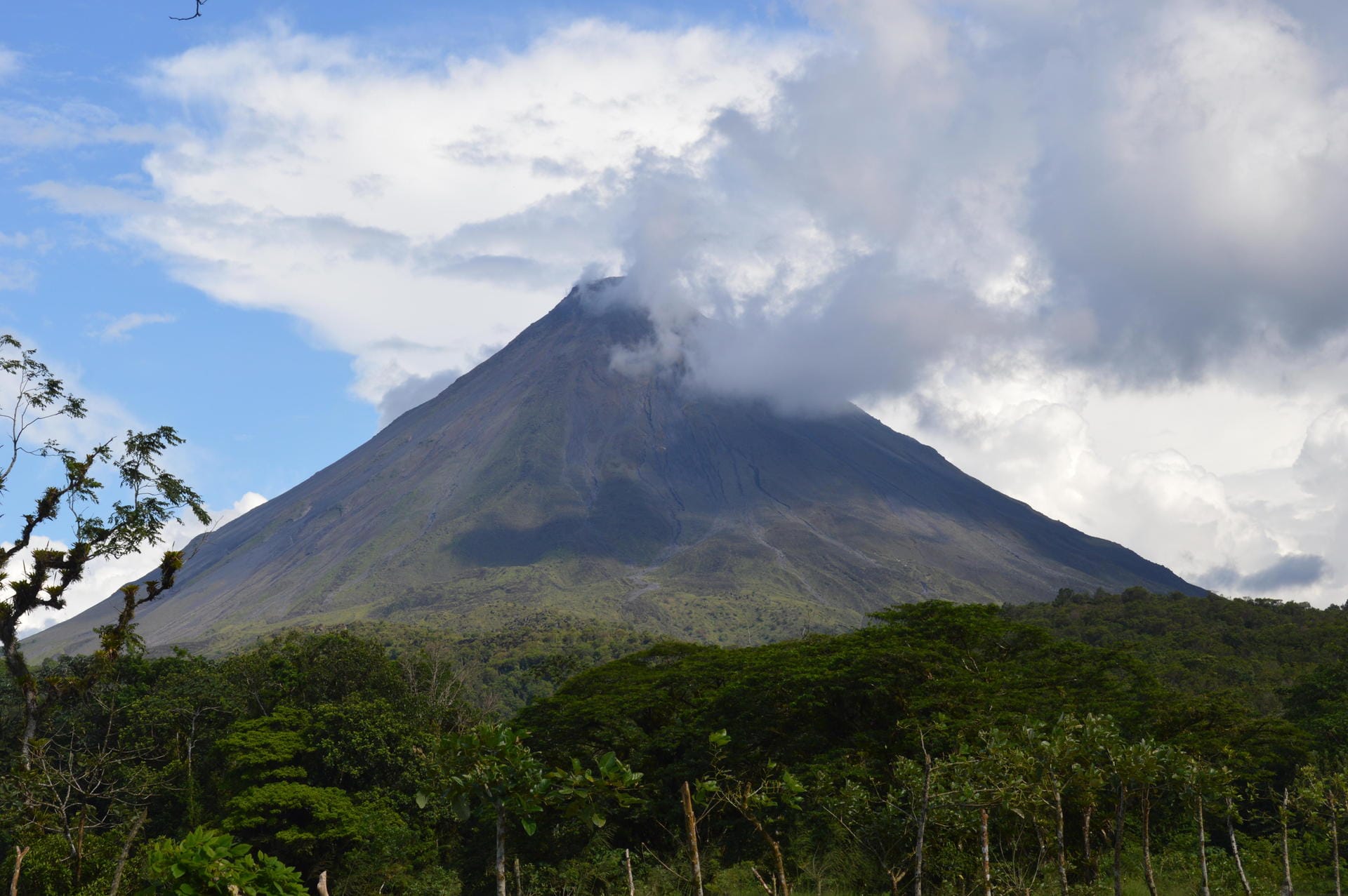 Der Vulkan Arenal (1670 m) bei La Fortuna wuchs bis 2010 jährlich mehrere Meter.