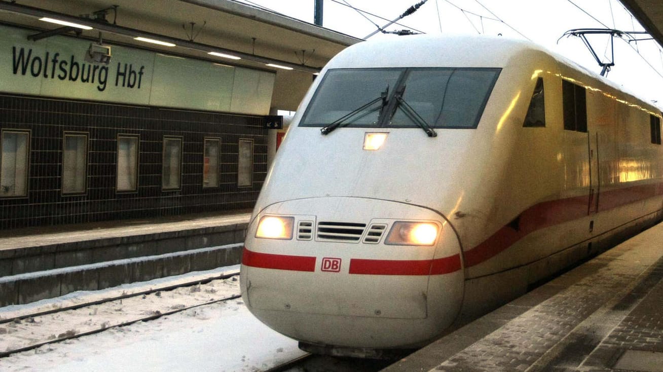 ICE im Hauptbahnhof Wolfsburg