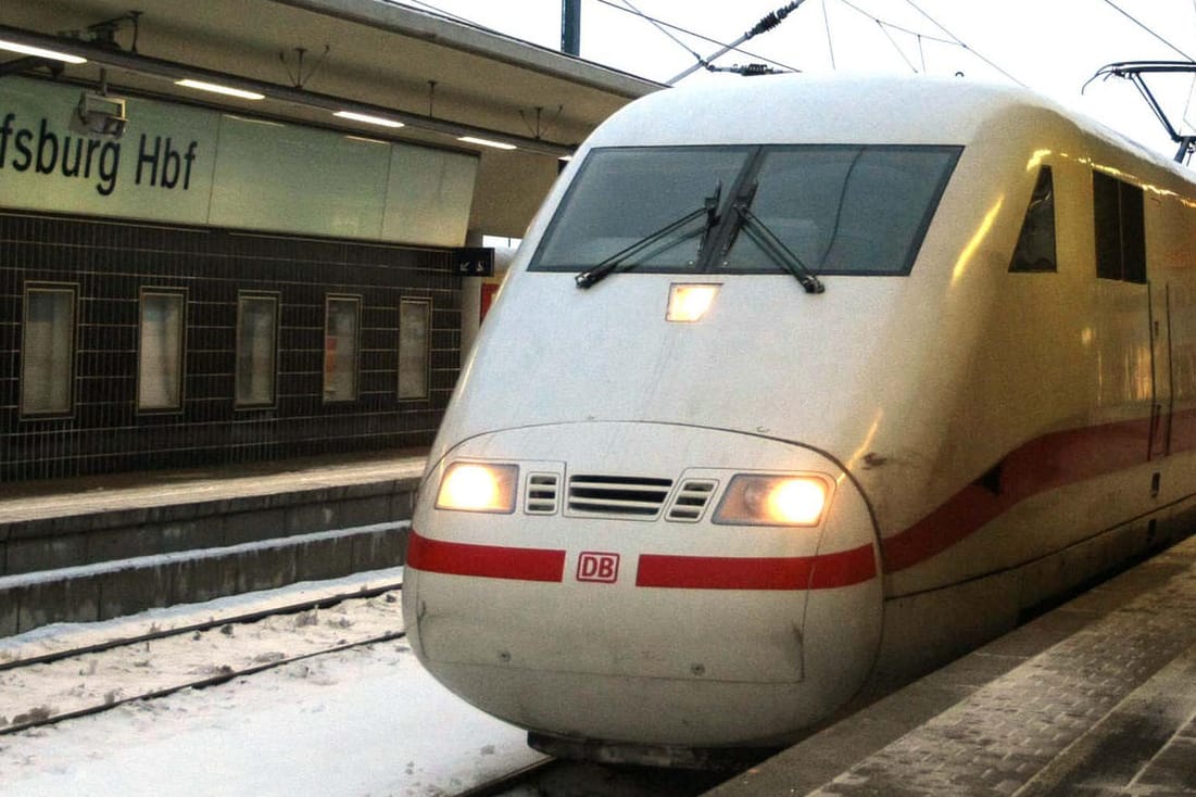 ICE im Hauptbahnhof Wolfsburg
