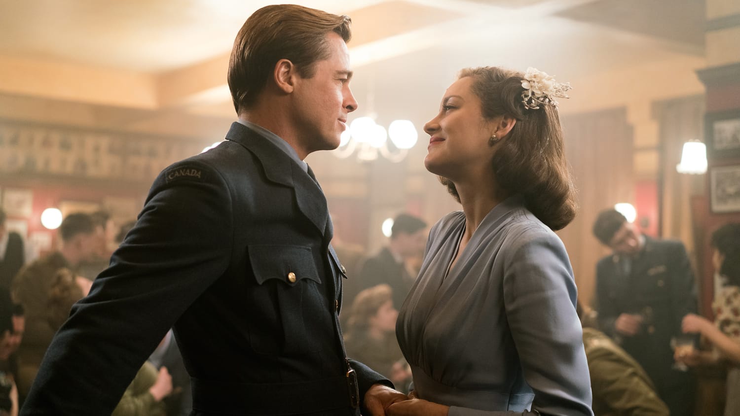 Stehen sie wirklich auf einer Seite? Der kanadische Geheimagent Max Vatan (Brad Pitt) und die französische Widerstandskämpferin Marianne Beausejour (Marion Cotillard).