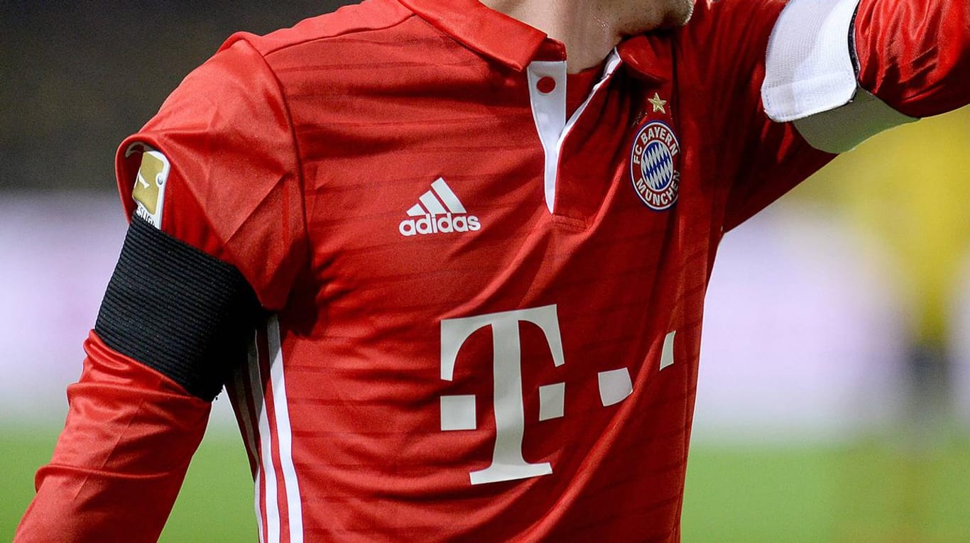 Bayern-Kapitän Philipp Lahm mit Trauerflor am Arm: Am 13. Spieltag gedenken die Klubs den Absturz-Opfern.
