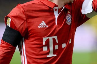 Bayern-Kapitän Philipp Lahm mit Trauerflor am Arm: Am 13. Spieltag gedenken die Klubs den Absturz-Opfern.