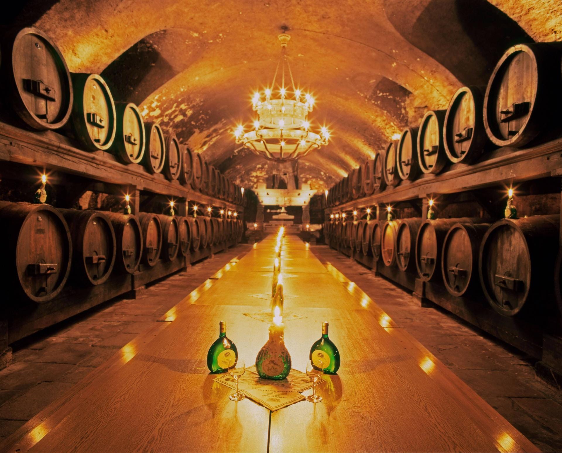 Doch auch Weintrinker kommen in Franken auf ihre Kosten. Typisch sind die in Bocksbeutelflaschen abgefüllten Weißweine.