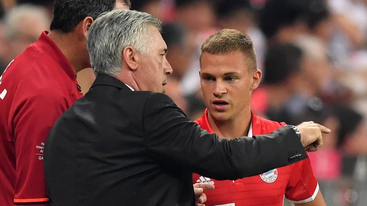 Carlo Ancelotti erklärt Joshua Kimmich seine Aufgaben im Bayern-Spiel. Carlo Ancelotti erklärt Joshua Kimmich seine Aufgaben im Bayern-Spiel.