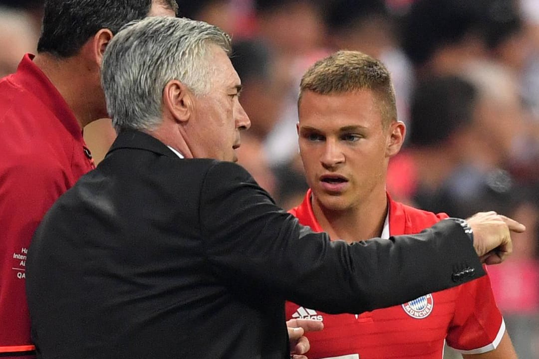 Carlo Ancelotti erklärt Joshua Kimmich seine Aufgaben im Bayern-Spiel.
