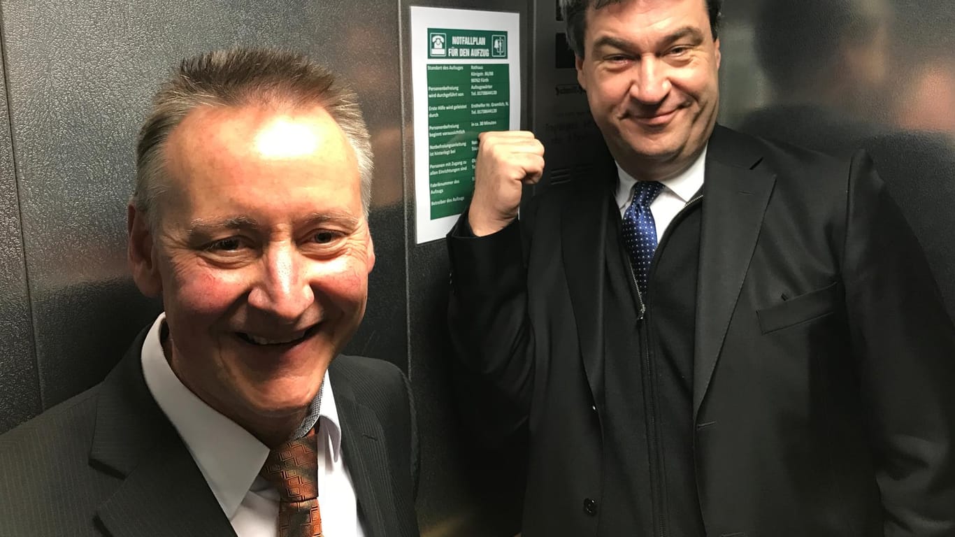 Der bayerische Finanzminister Markus Söder (CSU, rechts) und der Oberbürgermeister von Fürth Thomas Jung (SPD) hatten eine witzige Zeit im Lift.