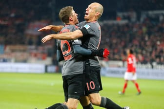 Da kommt Freude auf: Thomas Müller und Arjen Robben bejubeln einen Treffer des FC Bayern.