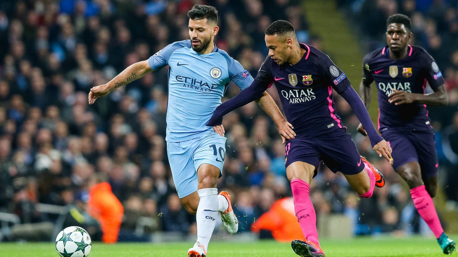 Sergio Aguero von Manchester City (li.) im Duell mit Neymar vom FC Barcelona.