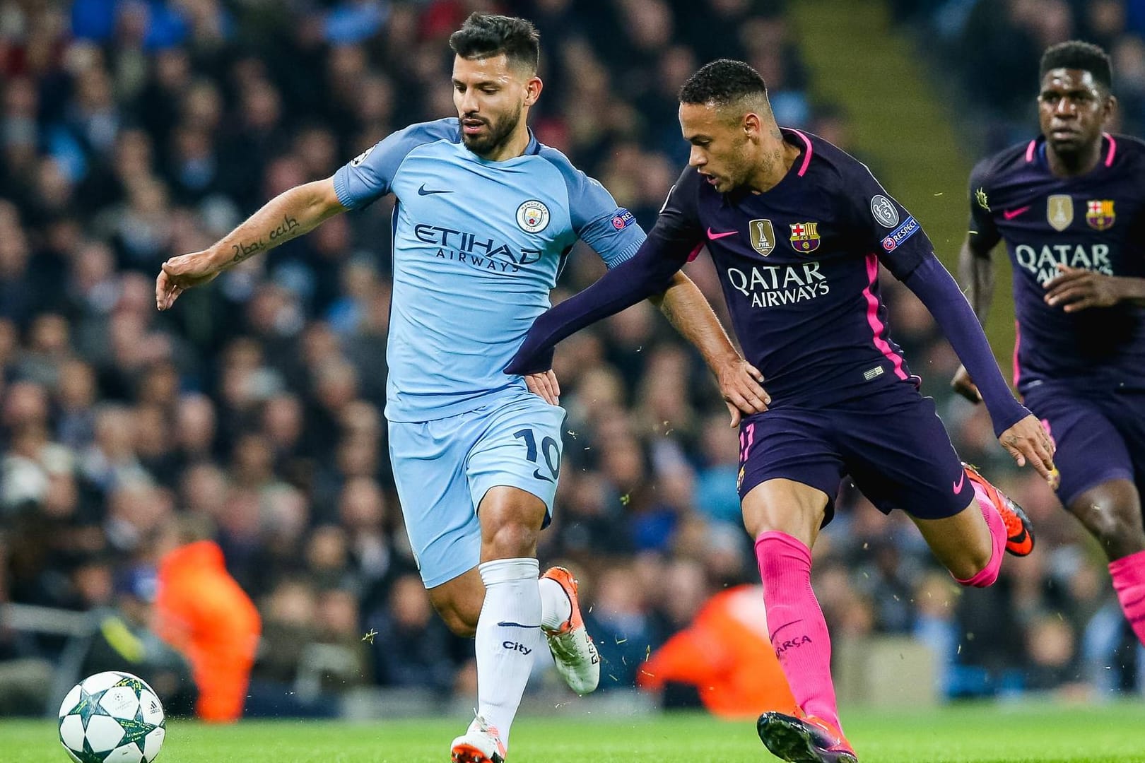 Sergio Aguero von Manchester City (li.) im Duell mit Neymar vom FC Barcelona.