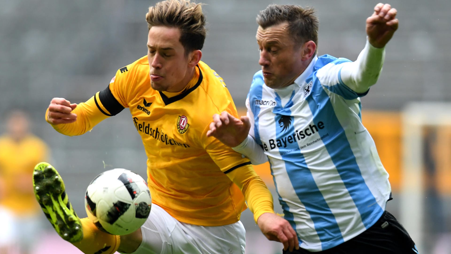 Zweikampfverhalten: Der Dresdner Jannik Müller (links) kämpft mit Ivica Olic vom TSV 1860 München um den Ball.