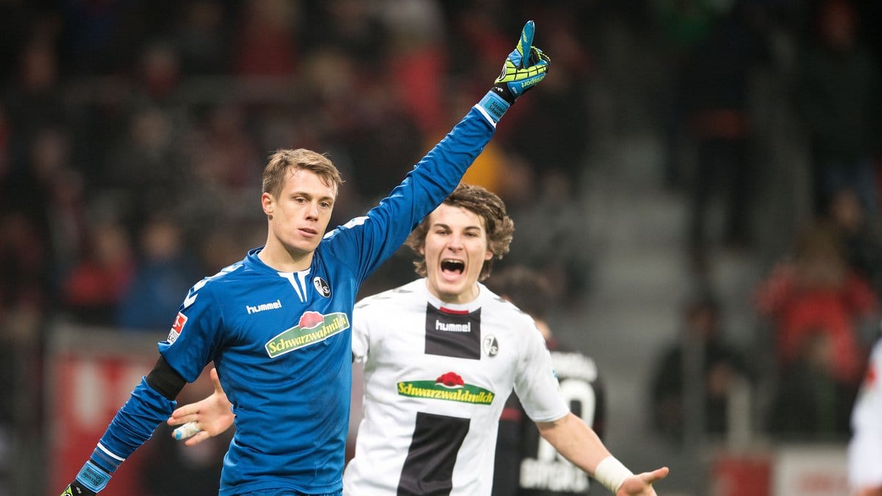 Freiburgs Keeper Alexander Schwolow hielt in der Schlussphase in Leverkusen einen Foulelfmeter.