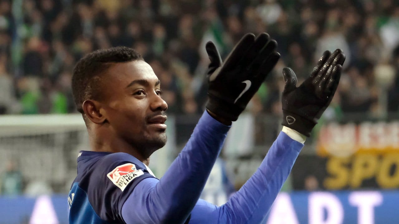 Herthas Salomon Kalou verwandelte in der Nachspielzeit einen Elfmeter zum 3:2-Endstand gegen Wolfsburg.