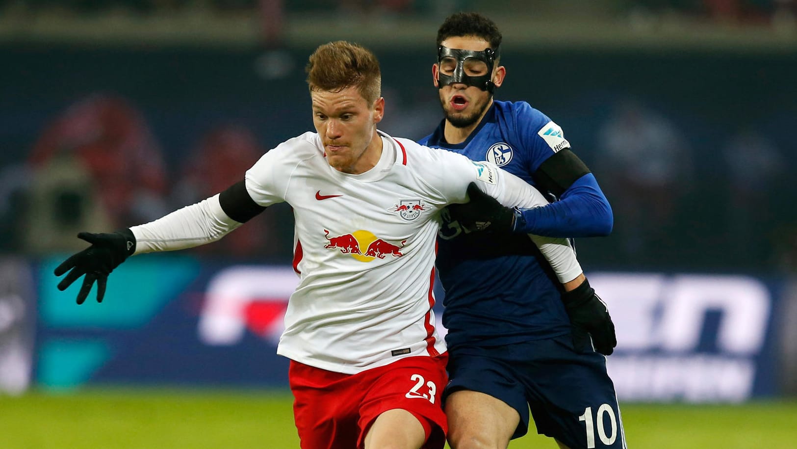 Leipzigs Marcel Halstenberg (li.) im Laufduell mit Schalkes Nabil Bentaleb. Leipzigs Marcel Halstenberg (li.) im Laufduell mit Schalkes Nabil Bentaleb.